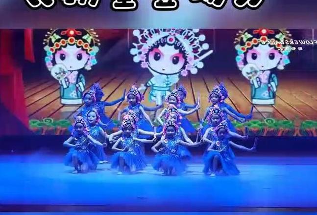 用戏曲的粉墨登场造句